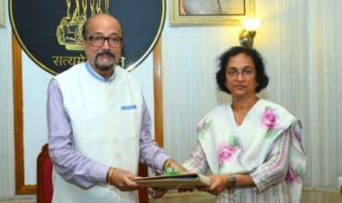 राज्यपाल डेका को लोक सेवा आयोग की अध्यक्ष सुश्री शांडिल्य ने वार्षिक प्रतिवेदन सौंपा