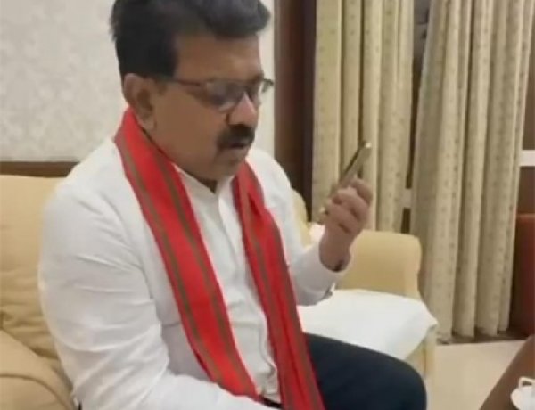 कुलगाम आतंकी हमले के पीड़ितों के परिजनों से उप मुख्यमंत्री विजय शर्मा ने की बात