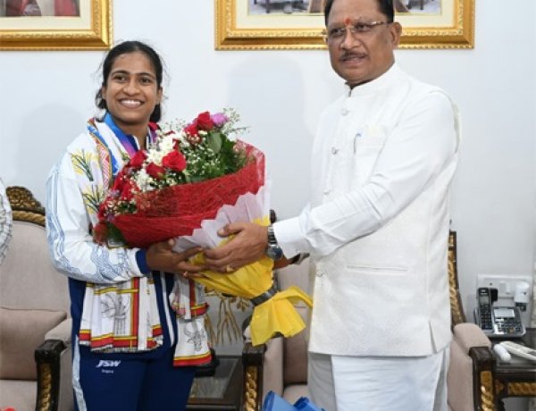 राष्ट्रमंडल खेलों की रजत पदक विजेता ज्ञानेश्वरी यादव का मुख्यमंत्री निवास में भव्य स्वागत