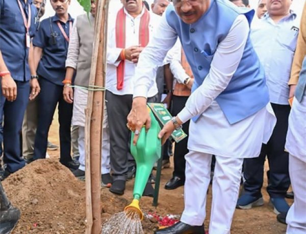 मुख्यमंत्री विष्णुदेव साय ने अपनी माँ के नाम पर लगाया पीपल का पौधा, वन महोत्सव-2026 का हुआ शुभारंभ