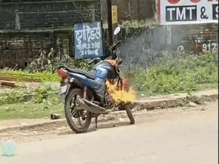 चलती बाइक में आग, बाल-बाल बचा सवार