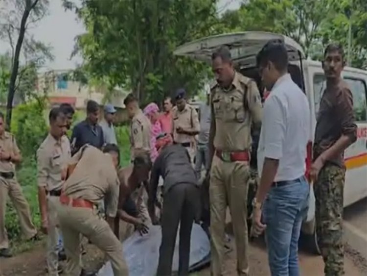 फंदे और कपड़े में मिली युवती की लाश, मर्डर का शक
