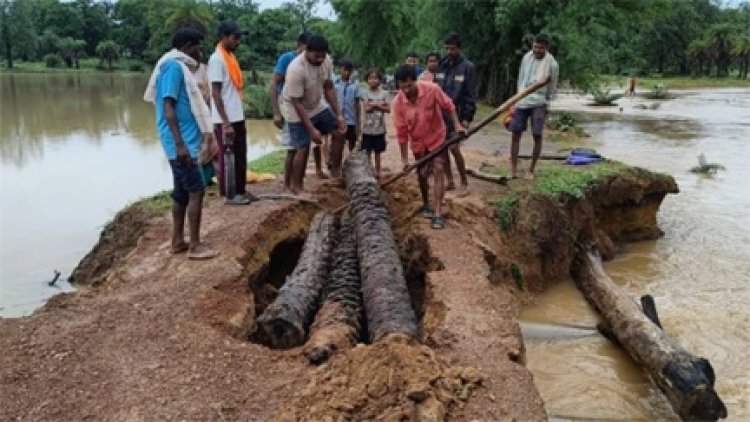 बारिश ने तोड़ा रास्ता, ग्रामीण बेहाल