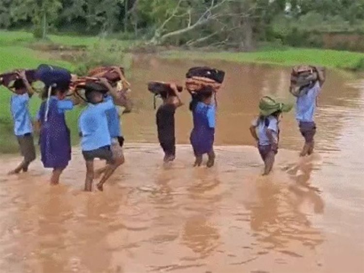 गरियाबंद में बारिश का कहर, स्कूल जाने का रास्ता जलमग्न