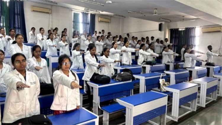 शासकीय दंत चिकित्सा महाविद्यालय, रायपुर में 'नशा मुक्त भारत अभियान' के तहत शपथ ग्रहण कार्यक्रम आयोजित