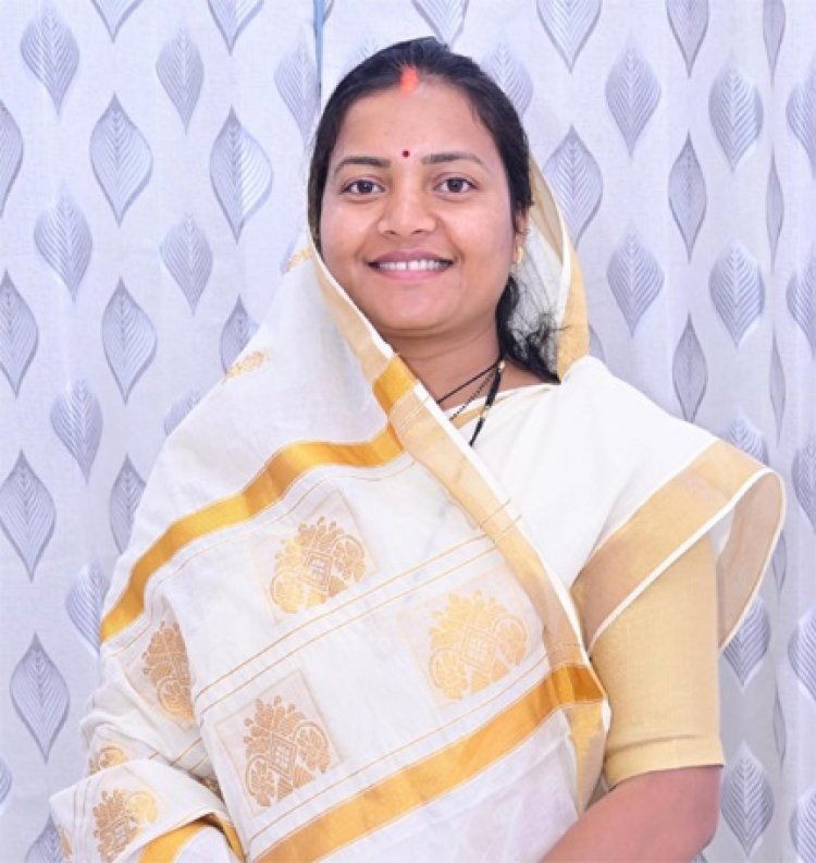 बिश्रामपुर में दिल्ली जाने वाली ट्रेन के ठहराव के लिए मंत्री  लक्ष्मी राजवाड़े ने रेलवे अधिकारियों से की चर्चा