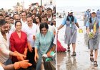 जुहू बीच पर सफाई अभियान में जुटे अमृता-अजय