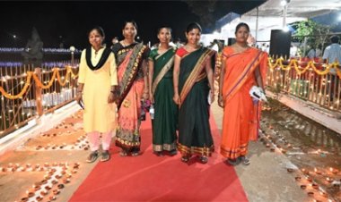 ’बंदूक की जगह हाथ में ‘आशीर्वाद का दिया’
