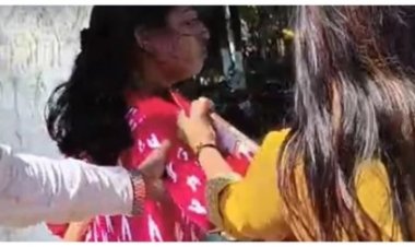 कलेक्टोरेट के बाहर ननद-भौजाई भिड़ीं, बच्चों को सड़क पर छोड़ गया पिता