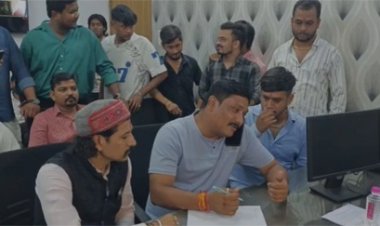 रायपुर में झांकी के दौरान बवाल, पार्षद की कार पर पथराव
