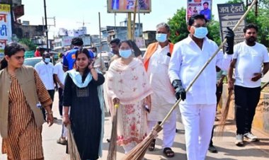 मंत्री दयाल दास बघेल ने झाड़ू थामकर दिया स्वच्छता का संदेश, बेमेतरा में सेवा संकल्प अभियान के तहत चला जिला स्तरीय स्वच्छता अभियान