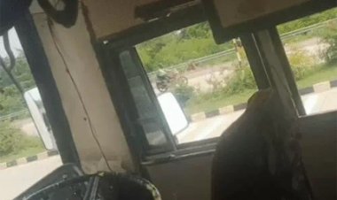 NH-30 पर तेज रफ्तार बस का शीशा टूटा