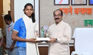 संजू की स्वर्णिम जीत पर उप मुख्यमंत्री अरुण साव ने थपथपाई पीठ, कहा छत्तीसगढ़ के खिलाड़ियों को मिलेगा उनके अनुभव का लाभ