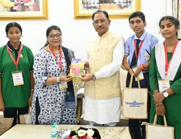 राष्ट्रपति से भेंट कर लौटे प्रतिभावान विद्यार्थियों ने मुख्यमंत्री विष्णु देव साय से की सौजन्य मुलाकात