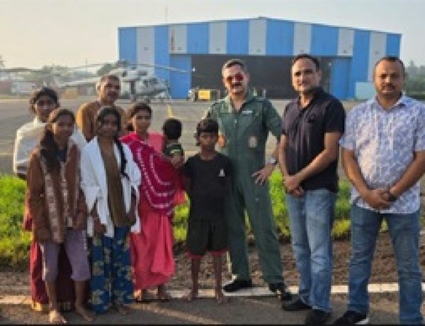 बाढ़ में फंसे 12 नागरिकों को वायुसेना ने एयरलिफ्ट कर बचाया