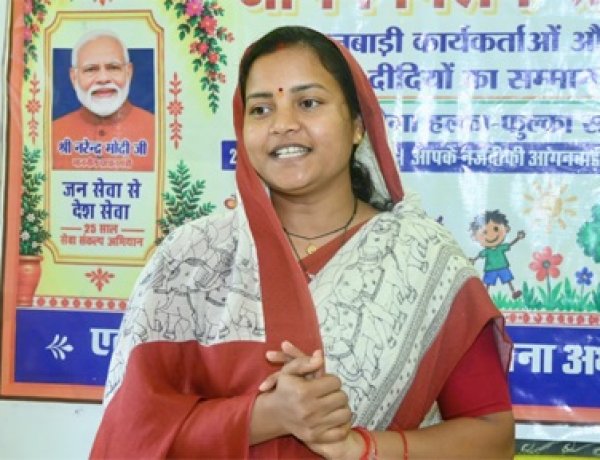 मंत्री लक्ष्मी राजवाड़े ने आंगनबाड़ी केंद्रों में बच्चों को कराया न्योता भोज, माताओं को भेंट किए मुनगा के पौधे