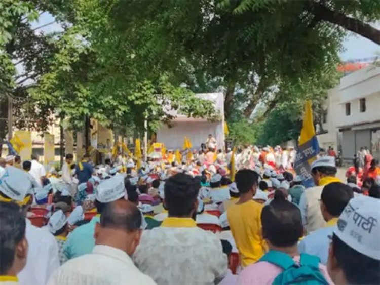 शिक्षा व्यवस्था को लेकर AAP का प्रदर्शन, पुलिस से झड़प