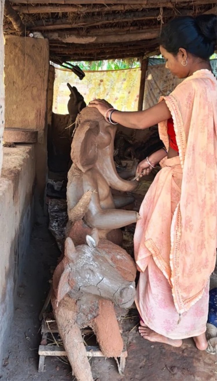 णपति बप्पा की मिट्टी की प्रतिमा बनाकर बस्तर की महिलाओं ने हुनर से कमाए 1.80 लाख रुपए