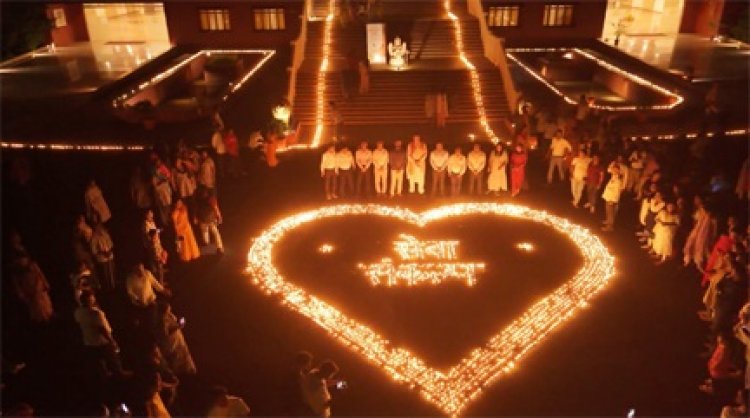 ‘आशीर्वाद का दीया’ से जगमगाया नवा रायपुर, एक लाख दीपों ने दिया सेवा और सहभागिता का संदेश