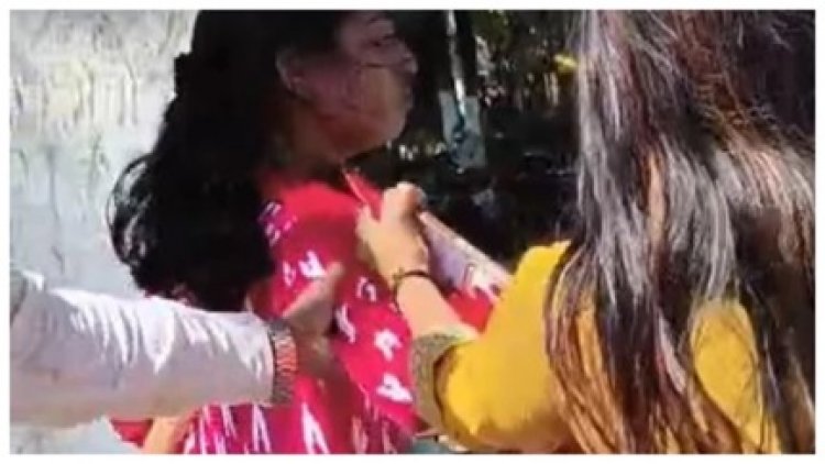 कलेक्टोरेट के बाहर ननद-भौजाई भिड़ीं, बच्चों को सड़क पर छोड़ गया पिता