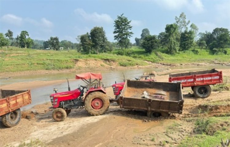 सीएम हेल्पलाइन की शिकायत पर विष्णुदेव साय सरकार की त्वरित कार्रवाई, अवैध रेत परिवहन पर कसा शिकंजा