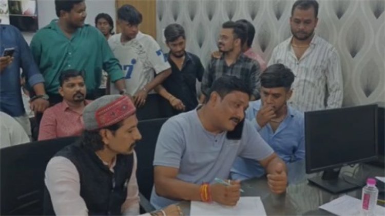 रायपुर में झांकी के दौरान बवाल, पार्षद की कार पर पथराव