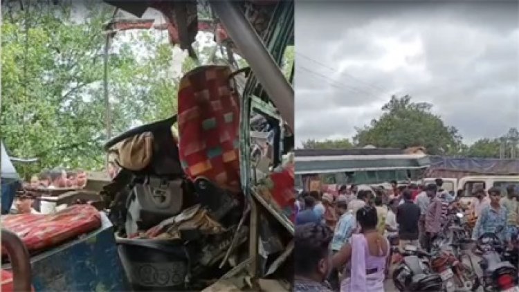 बस-ट्रक टक्कर में 30 यात्री घायल