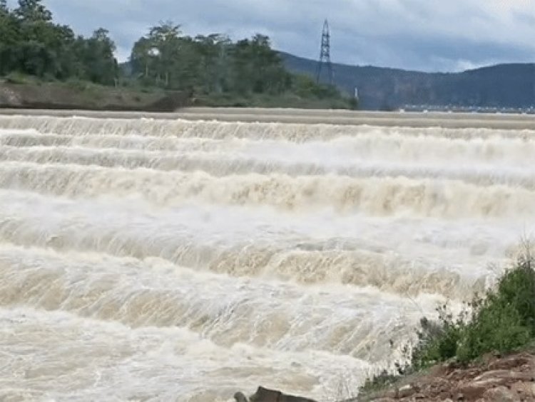 बारिश से जनजीवन प्रभावित, स्कूल बंद