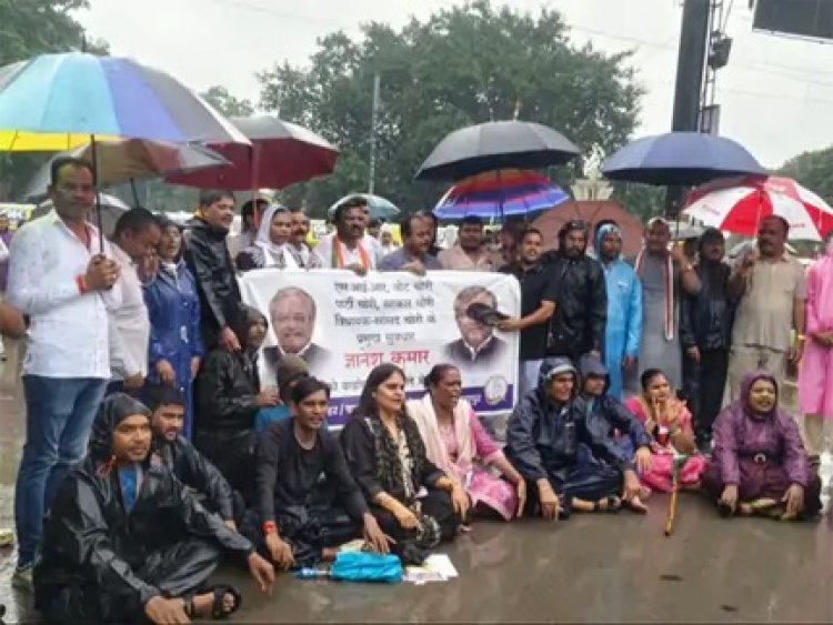बारिश के बीच कांग्रेस ने किया पैदल मार्च