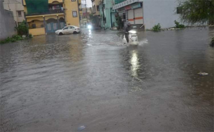 बारिश के चलते स्कूलों में अवकाश