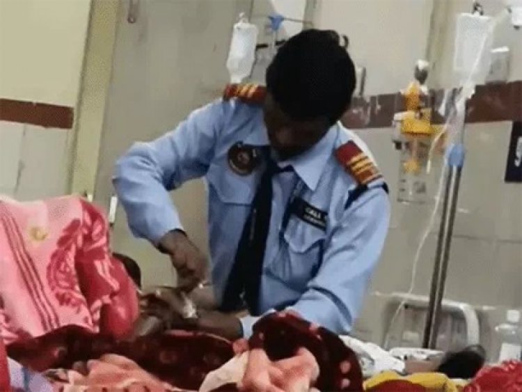 डॉक्टरों की मौजूदगी में गार्ड कर रहा इलाज