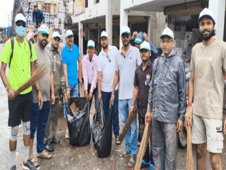 जियो कर्मचारियों ने रेलवे स्टेशन और बाजार में की सफाई