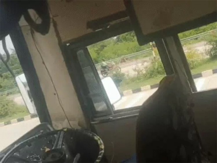 NH-30 पर तेज रफ्तार बस का शीशा टूटा