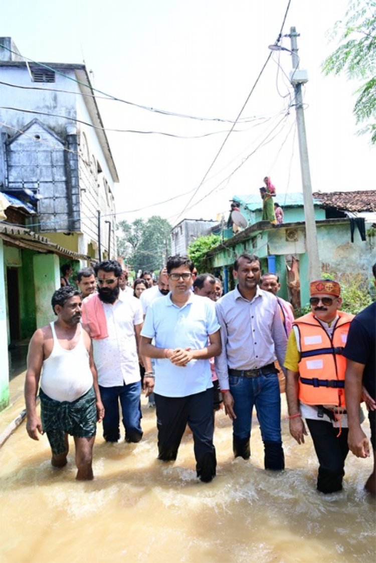 संकट की घड़ी में बाढ़ प्रभावितों के बीच पहुंचे वित्त मंत्री ओ.पी. चौधरी