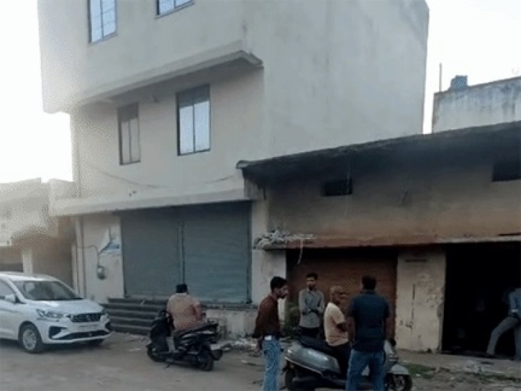 गुटखा गोदाम में DGGI की छापेमारी, 50+ बोरे मिले