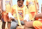 विश्व सिद्ध बस्तर दशहरा : बस्तर सांसद महेश कश्यप ने हांथों में औजार लेकर रथ निर्माण में