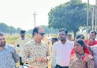 आयुक्त तारन प्रकाश सिन्हा ने खंडुआ में किया सिंचाई नाली निर्माण कार्य का निरीक्षण, श्रमिकों से किया सीधा संवाद