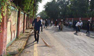 राज्यपाल डेका ने गांधी जयंती पर की साफ-सफाई