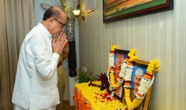 राज्यपाल रमेन डेका ने महात्मा गांधी एवं लाल बहादुर शास्त्री को श्रद्धा सुमन अर्पित किए