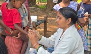 सेवा संकल्प अभियान : 8 किलोमीटर पैदल चलकर बेंगपाल पहुंची स्वास्थ्य टीम, पेड़ की छांव बनी अस्पताल