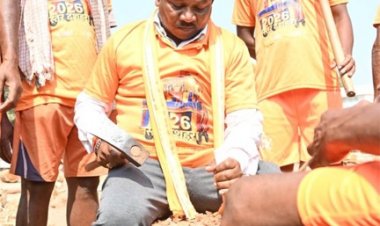 विश्व सिद्ध बस्तर दशहरा : बस्तर सांसद महेश कश्यप ने हांथों में औजार लेकर रथ निर्माण में