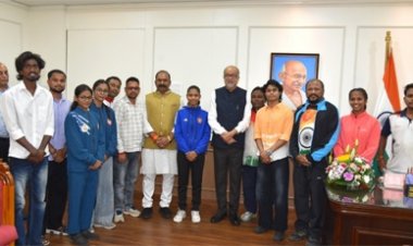 राज्यपाल रमेन डेका से प्रदेश के उत्कृष्ट खिलाड़ियों ने की सौजन्य भेंट
