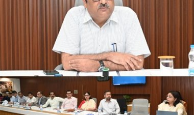 सीएम हेल्पलाइन में दर्ज शिकायतों का गंभीरता से निराकरण करें- मुख्य सचिव विकासशील