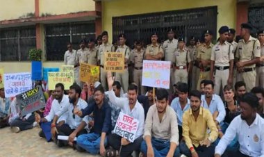 पेपर लीक पर NSUI का हंगामा, कुलसचिव को चेतावनी