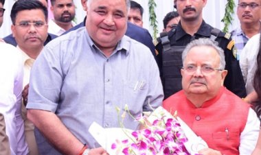 विधानसभा अध्यक्ष डॉ. रमन सिंह को जन्मदिन की बधाई देने पहुंचे पर्यटन मंत्री राजेश अग्रवाल