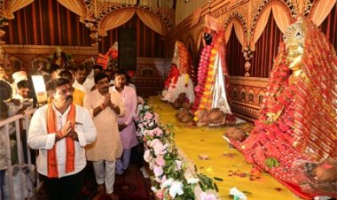 देवी पंडाल बने जनसमस्या निवारण के केंद्र, उप मुख्यमंत्री विजय शर्मा ने मां दुर्गा के चरणों में बैठकर सुनीं ग्रामीणों की समस्याएं