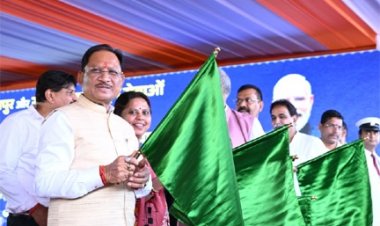 केंद्रीय रेल मंत्री अश्विनी वैष्णव और मुख्यमंत्री विष्णु देव साय  ने रावघाट - रायपुर एवं रायपुर - कुरूद यात्री रेल सेवाओं को दिखाई हरी झंडी