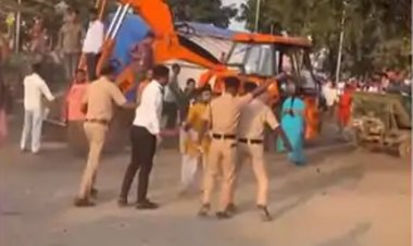 महादेवघाट में जमकर मारपीट, पुलिसकर्मियों से भी भिड़े लोग