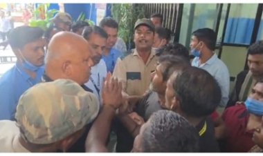अस्पताल में बवाल: मौत की खबर सुन डॉक्टरों पर लापरवाही का आरोप, वार्ड ब्वॉय की पिटाई