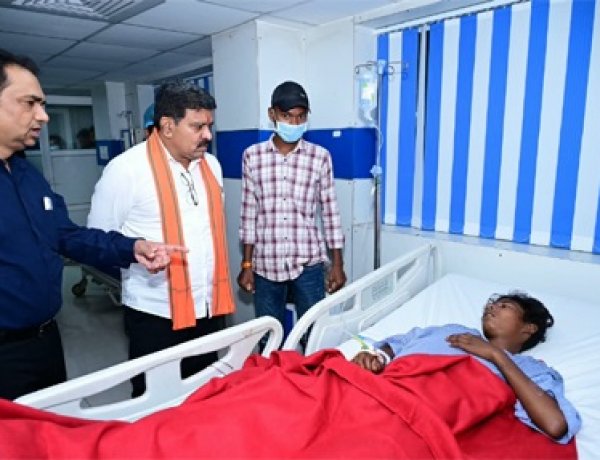उप मुख्यमंत्री विजय शर्मा ने अस्पताल पहुंचकर जाना सड़क हादसे में घायलों का हाल